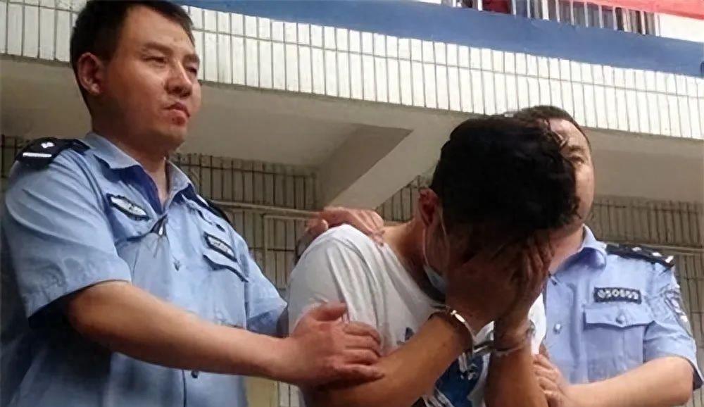 暖心男同学保护女同学,勇敢的男生