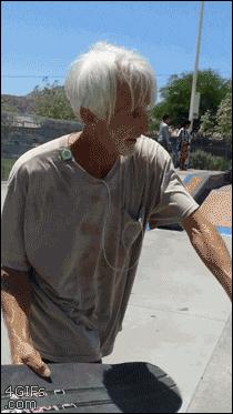 “姑娘，你知道衣服上的字是什么意思吗？”哈哈哈自信的姑娘最美