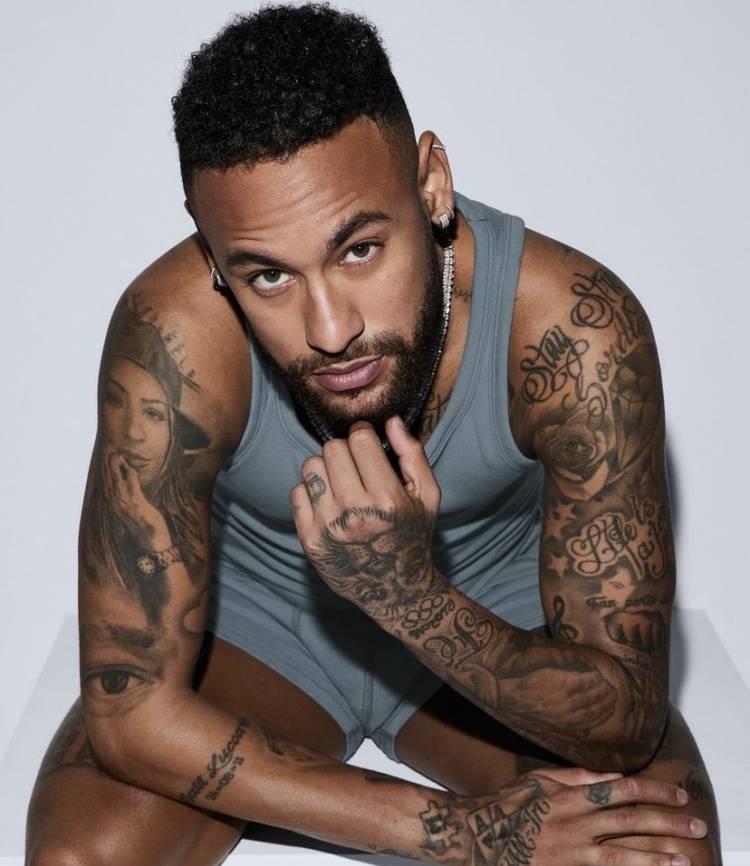 足坛第一位亿万富豪c罗,足坛第一人c罗收入将突破10亿美元