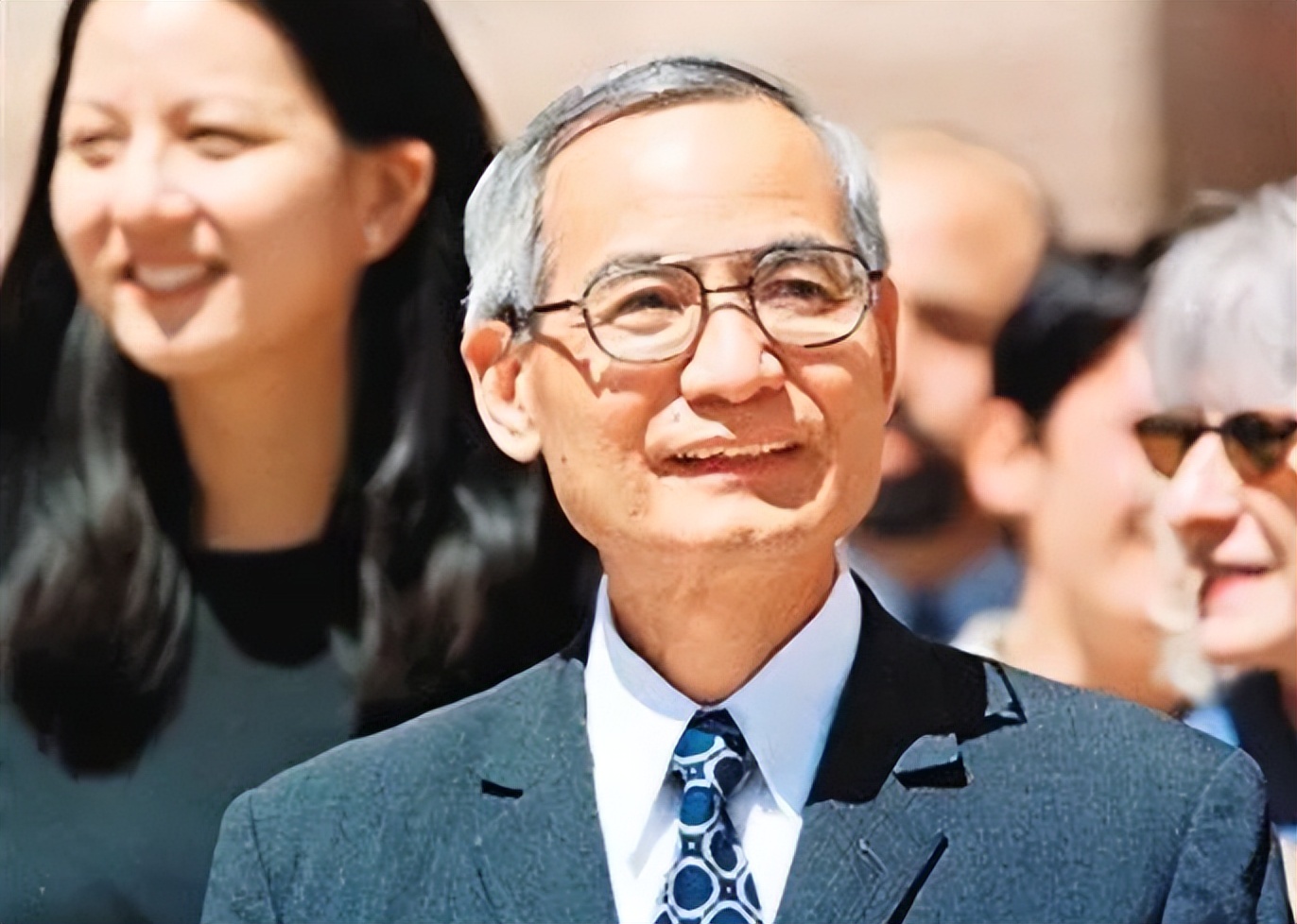 98年华莱士向中国提出采访江*民泽**，国新办考虑后决定：可接受采访