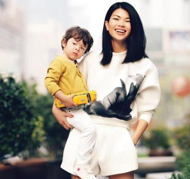 超模吕燕的丈夫和家人近况,超模吕燕全家