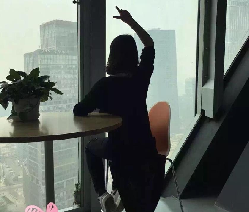 最新等着我主持人舒冬,央视等着我栏目主持人舒冬的衣着