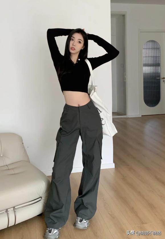 今年特流行工装裤时尚百搭又有型,工装裤女卡其色搭配红色平底鞋