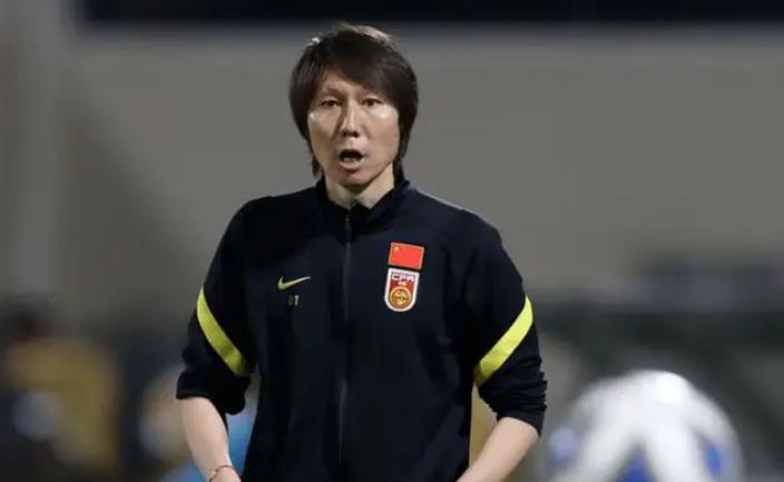 国足主帅为何至今未选出？名记：贾秀全高洪波也不干净，仅剩1位