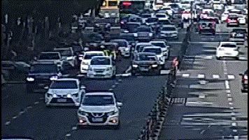 车辆故障交警们秒变修车工,铁骑队员路遇车祸及时出手相助