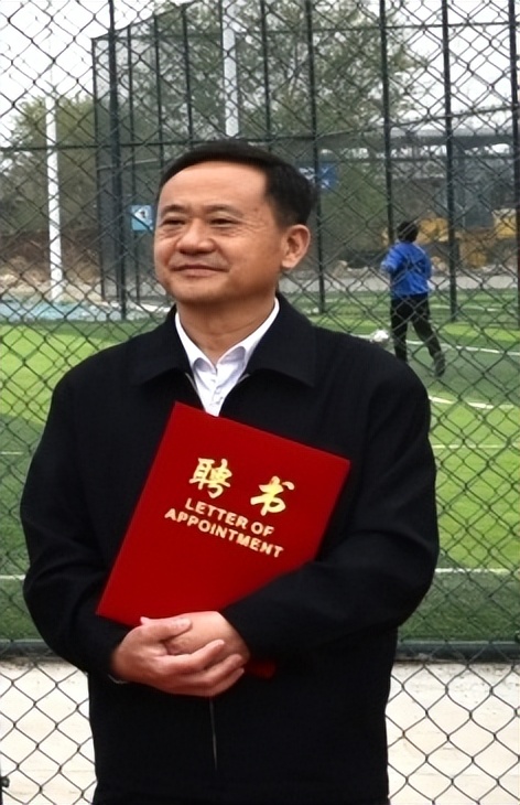 林谷春为天津江苏商会足球队授旗成建新为尤斌颁发*党**建指导员聘书