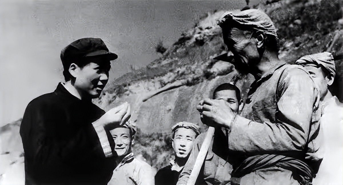 蒋介石一生中唯一一次到延安，看了毛*东泽**的窑洞，大呼后悔