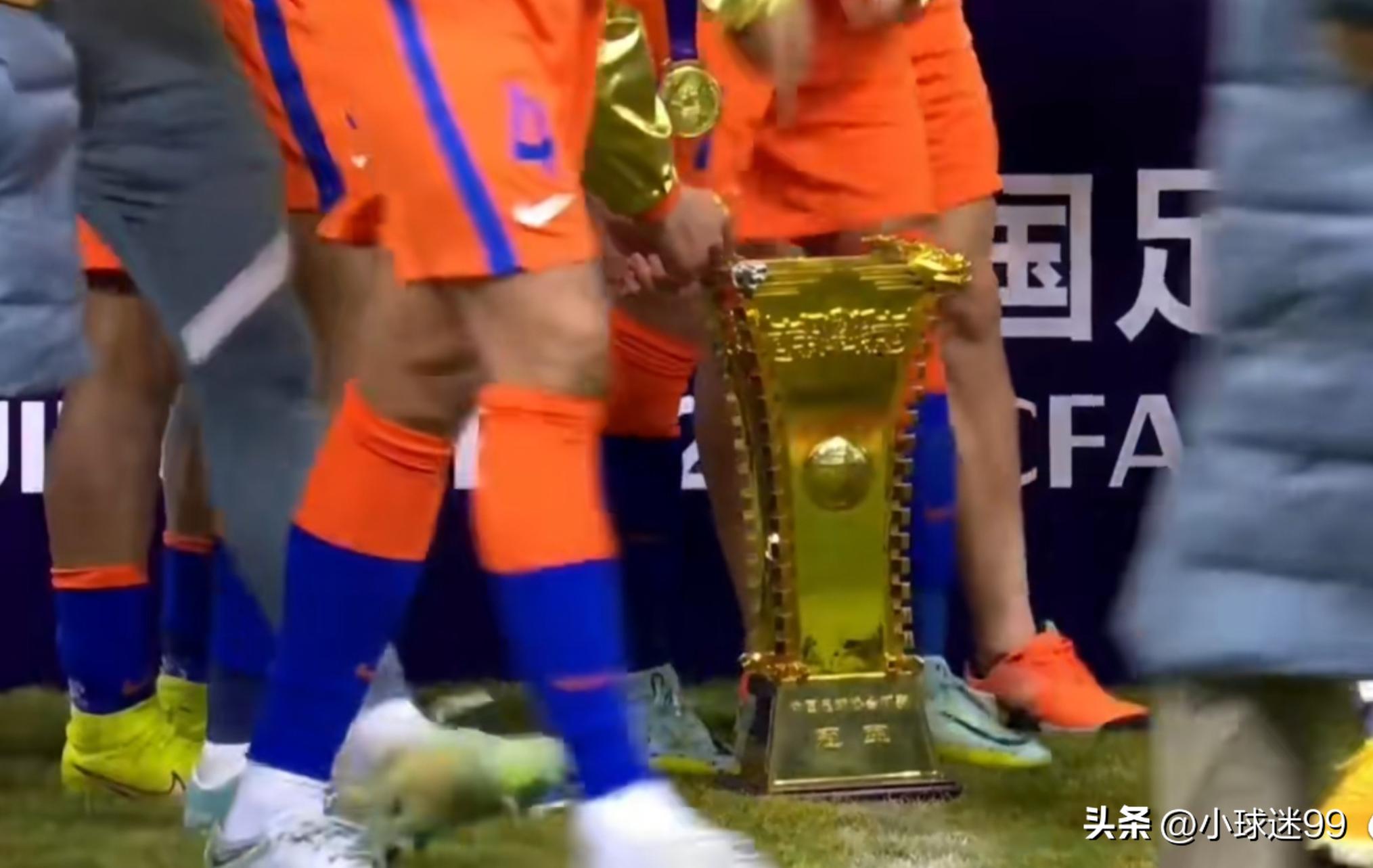 足协杯冠军奖杯被掰坏谁弄坏的,足协杯奖杯掰掉一个角视频