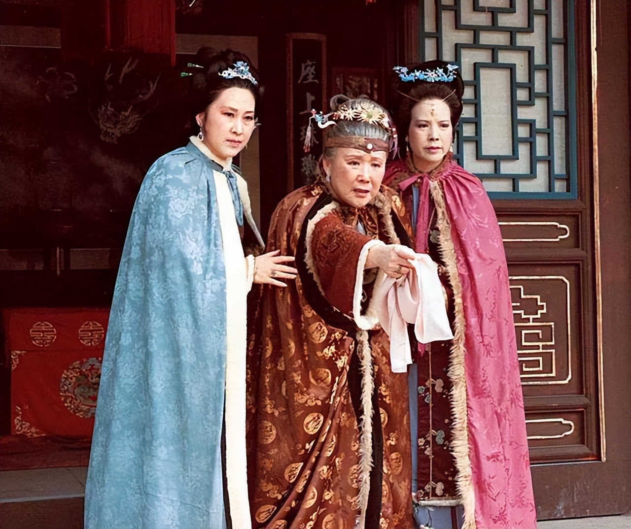 在欧洲，被视为王室象征的皮草，其实在红楼梦中，还很常见