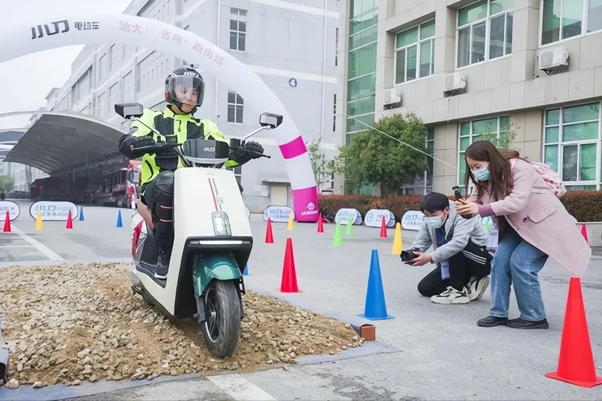 一次性从北京骑到唐山，小刀这2款车，续航能达400里，实用性超强