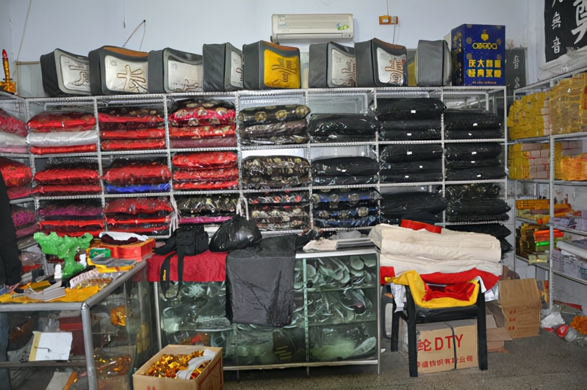 95后女生做寿衣模特店铺在哪里,95后女生在淘宝做寿衣模特