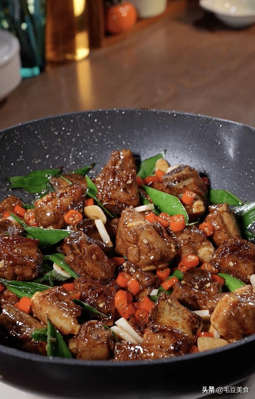 是时候安排顿肉肉吃了，生炒排骨给孩子加餐营养健康