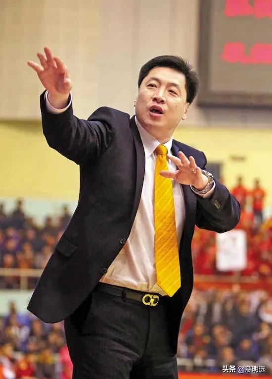 给中国男篮球员赛后评分,给国足队员打分