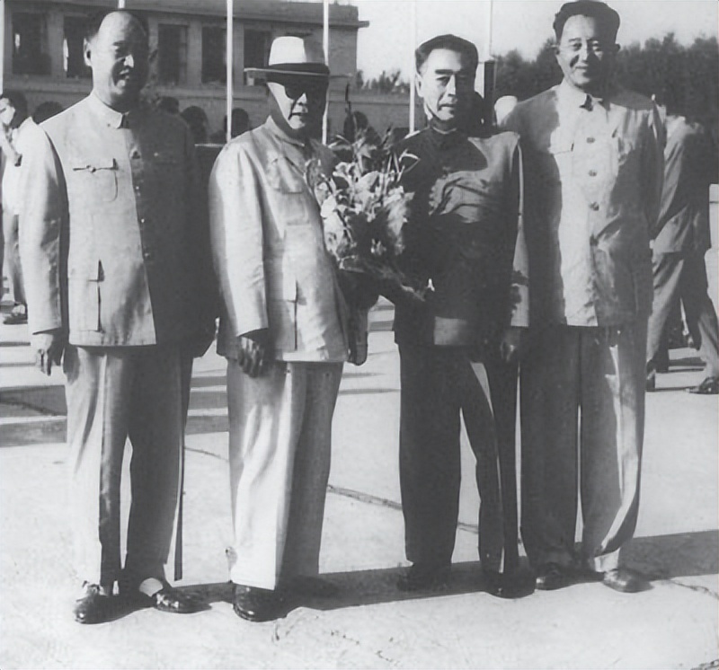 1964年，陈毅笑对*基伟秦**说：作为你半个老丈人，我给你换个岗位吧