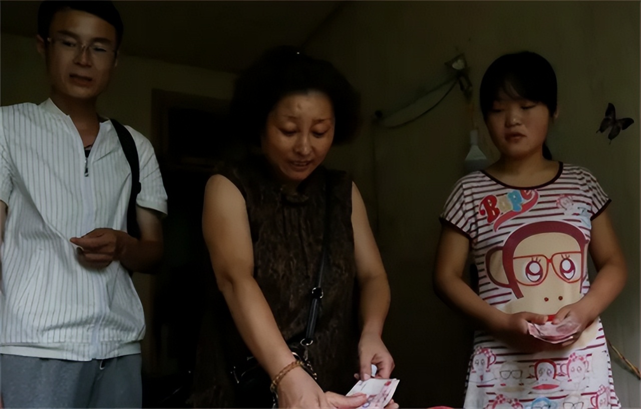 2015年，安徽女孩上街“扮牛”让人骑5元一次，背后隐情催人泪下