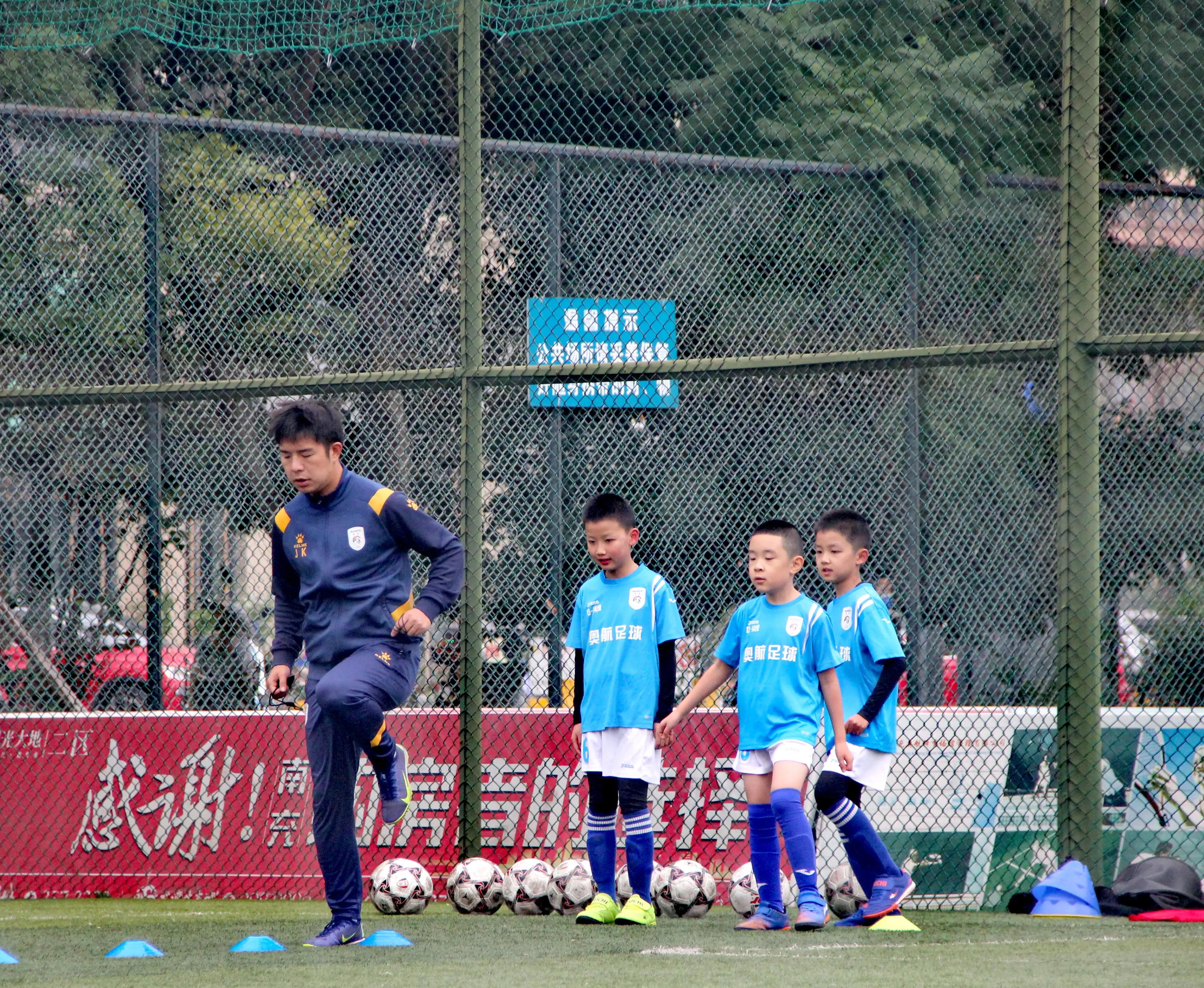 聚焦奥航少年风采：用青春的激情点燃对足球的热爱