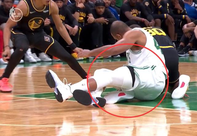 库里倒地,库里被麦基倒地砸到膝盖