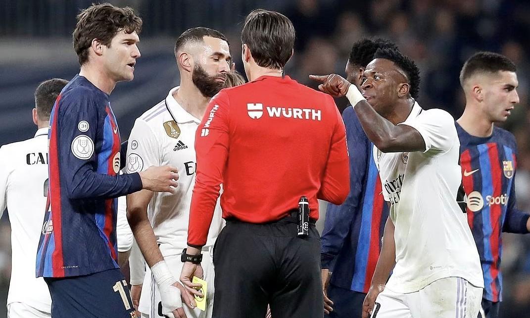 赤裸裸耍流氓,打人的维尼修斯成了受害者,皇马球员有免死金牌