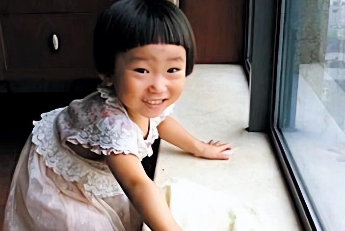 温州小伊伊现状,温州动车事故小伊伊谁救的