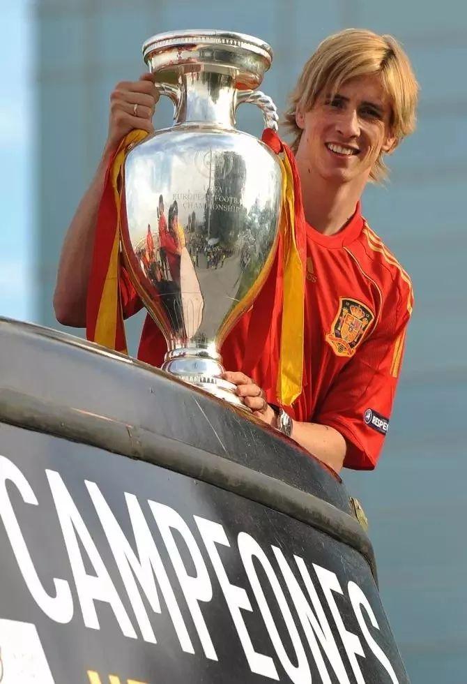 一只脚打遍天下，盘点足坛那些“单蹄马”球王领衔C罗队友上榜