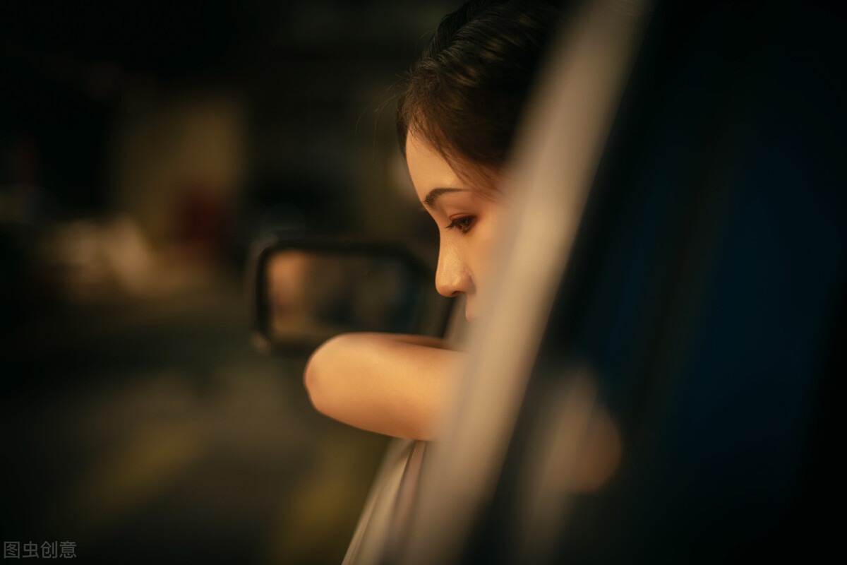 醉酒女子打出租车司机后续,女子深夜打了一辆出租车