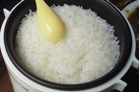 煮米饭很好吃只需放三样东西,煮米饭只知道加清水教你个诀窍