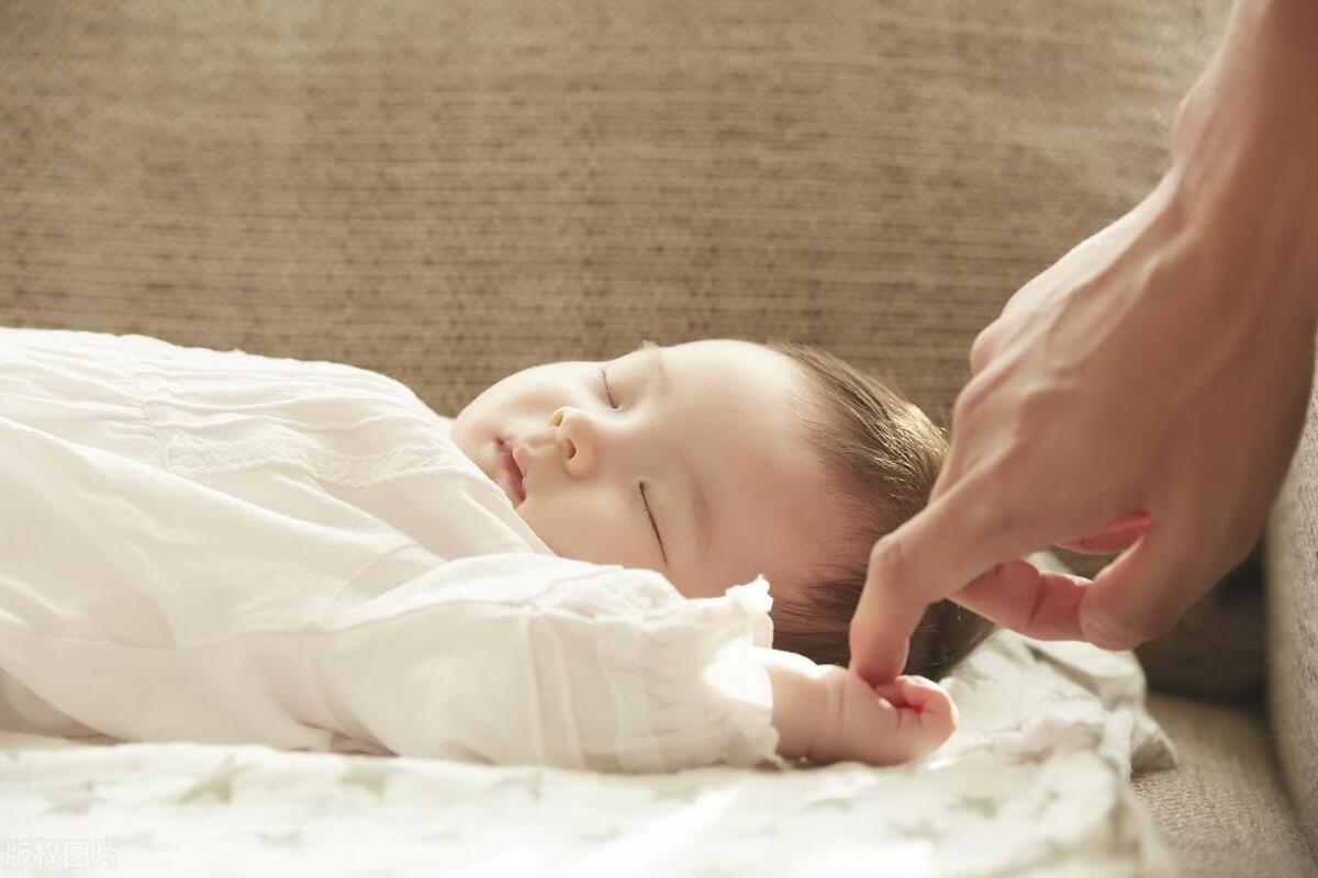 宝宝喜欢举手投降睡姿,为什么婴儿睡觉总是投降的姿势