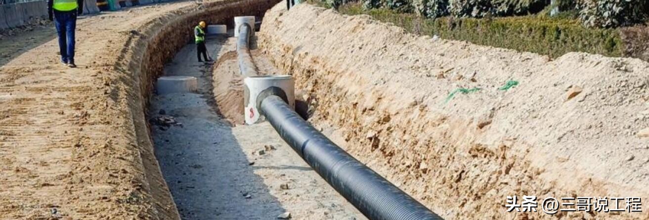 开挖管道时如何保证管道沟槽顺直,排水管道沟槽开挖坡度控制