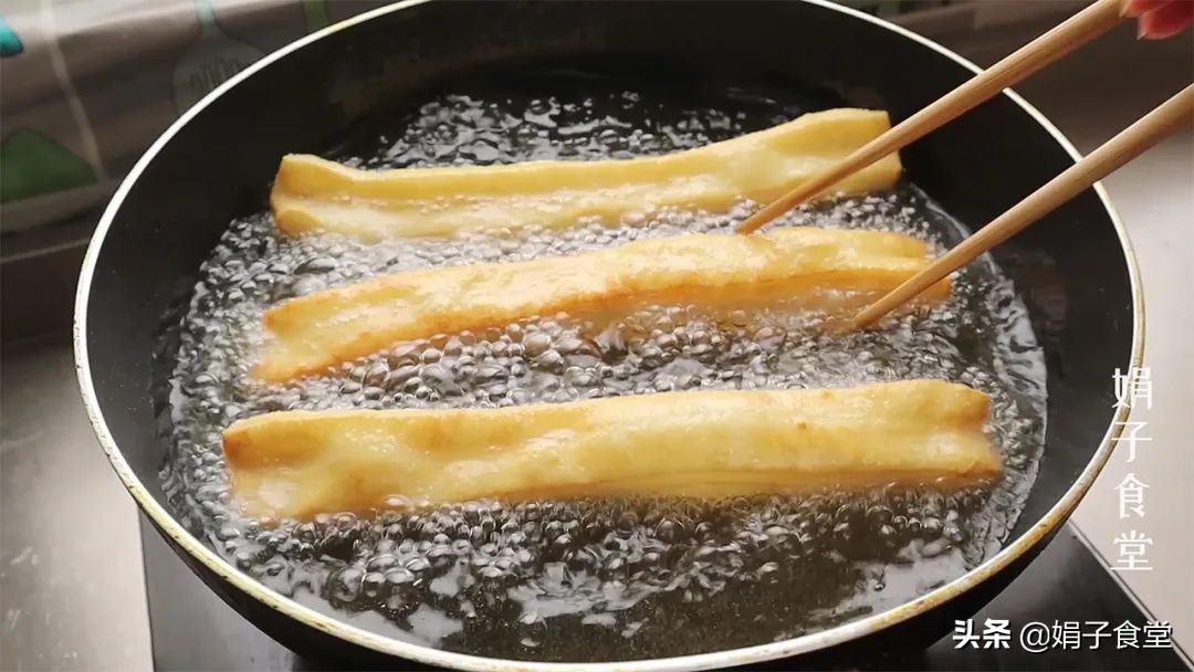 早上只需五分钟在家自制大油条,怎样能做出又软又脆油条