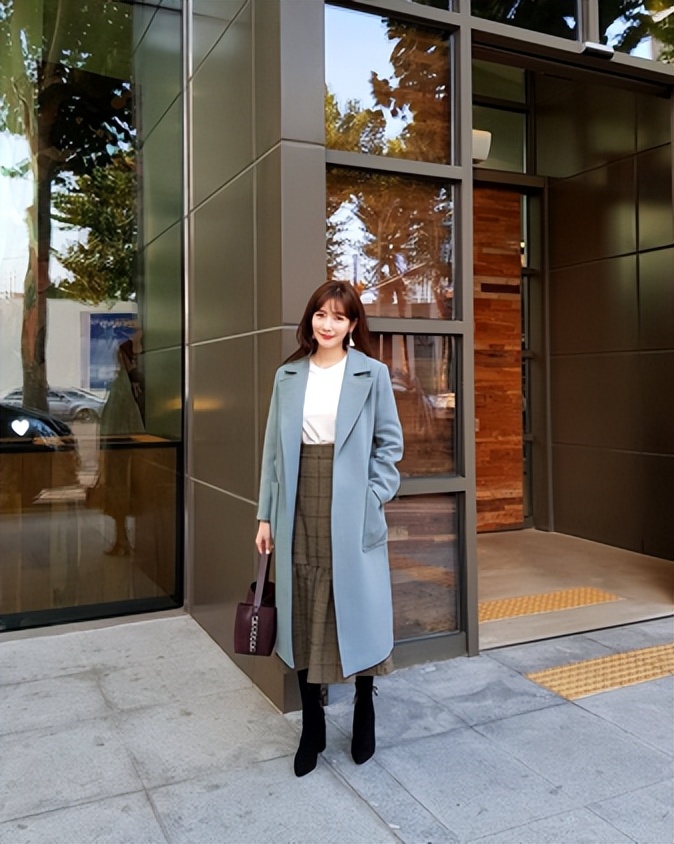 长款百褶裙怎么搭配呢大衣,黑色毛呢大衣配什么颜色百褶裙