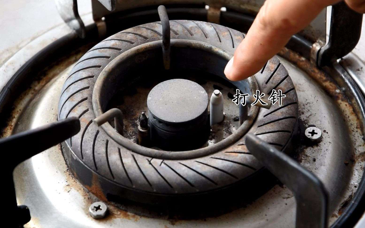 燃气灶打不着火点着松手就灭,燃气灶怎么打不着火有声音有火光