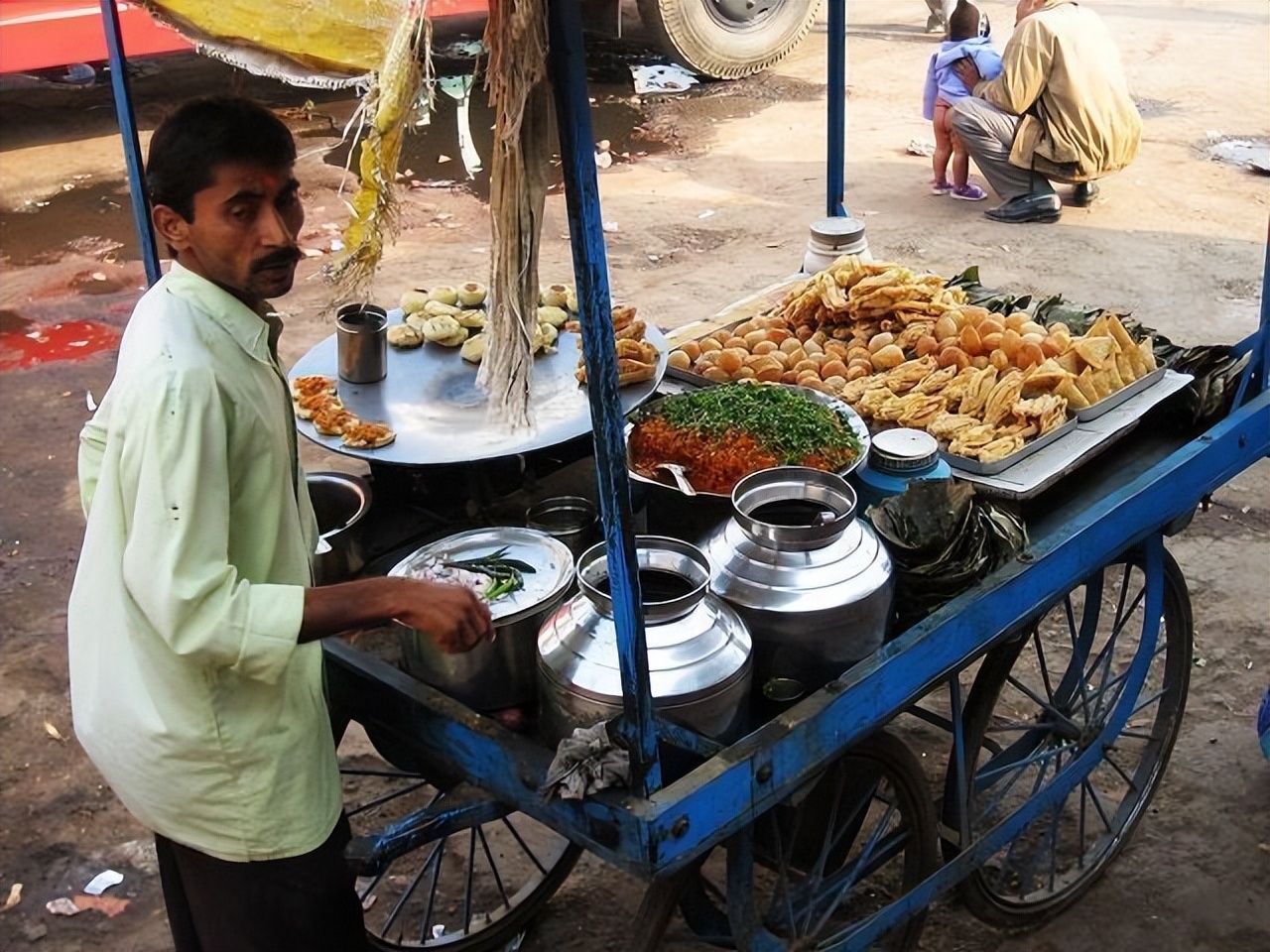 游客去印度旅行，街头买了根冰棒，导游：你是不是不想活了？