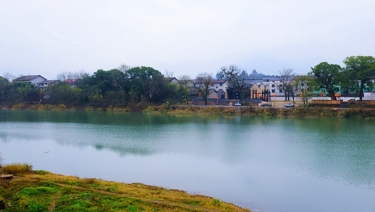 问道龙虎山，观“天下三绝”，“道教第一山”碧水丹霞入画来