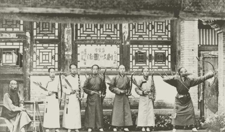 日军侵华老照片：女子自愿脱衣服让洋人拍摄，女孩拍下大尺度照片