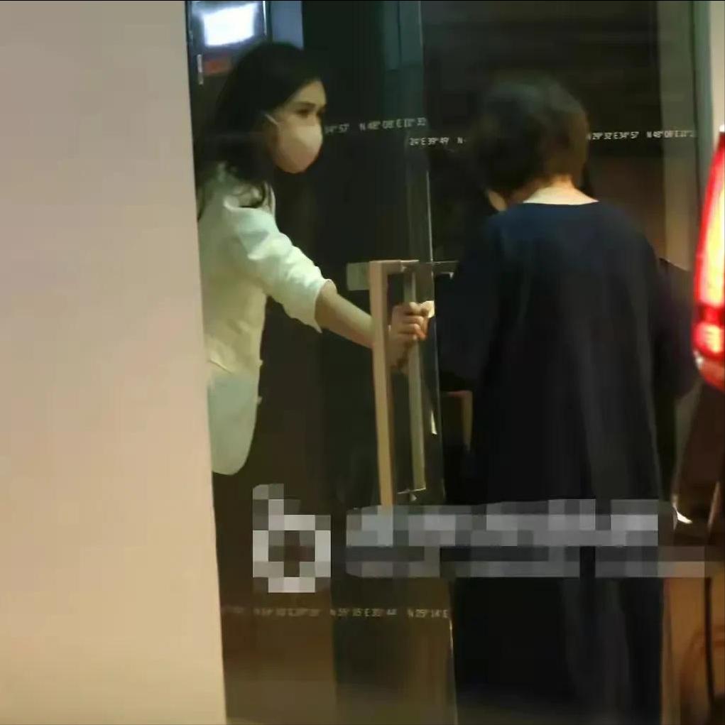 林志玲一家三口露脸照首曝光,林志玲生完孩子后首次公开露面