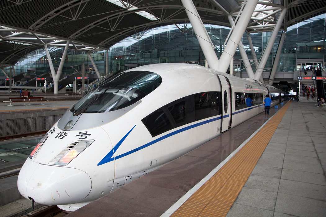 高铁运行是怎样用电的,高铁耗电怎么解决