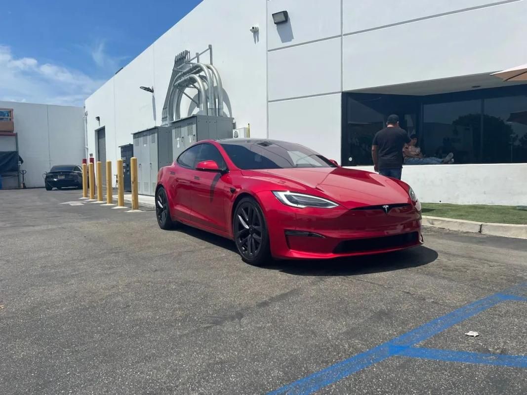 特斯拉比亚迪纯电动技术比较,特斯拉和比亚迪谁造电动汽车最早