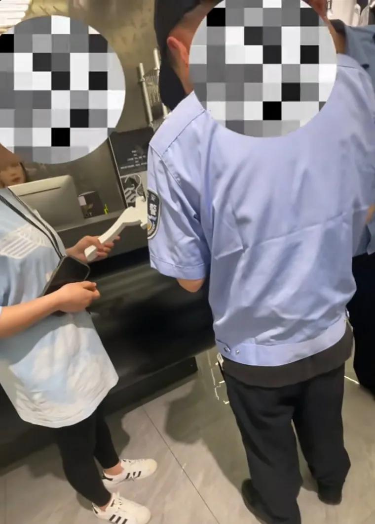 boy衣服掉地上赔50元,boy品牌衣服掉地上扎了个洞