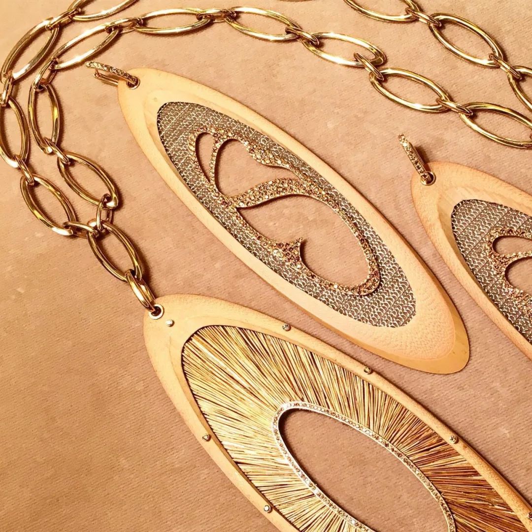 登上苏富比、用各种奇特新材质……邀你进入这位意大利设计师的珠宝新世界