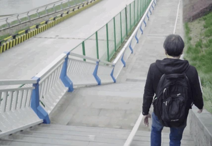 60岁老人直播还债1.2亿，曾是重庆富豪，雇5个保姆一条毛巾2000块