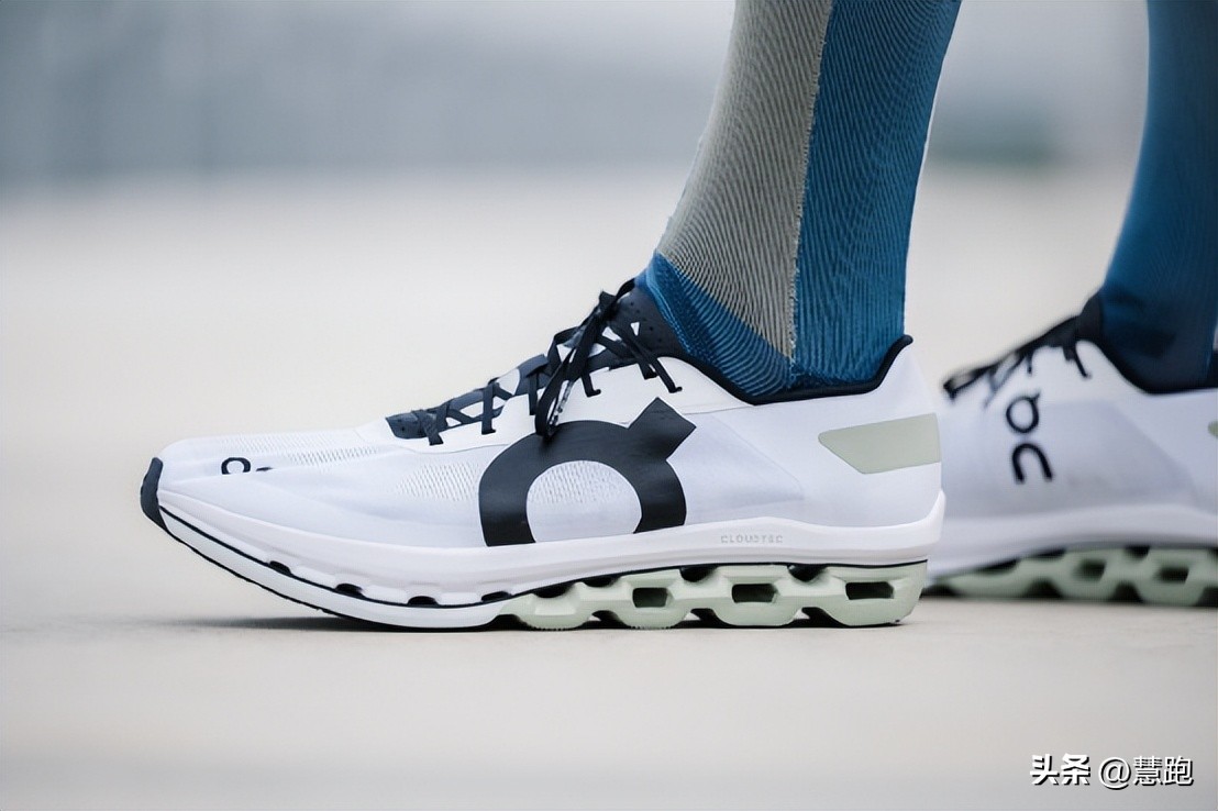 她不仅战胜了世界第一，她的跑鞋也打破了耐克阿迪对于冠军的垄断