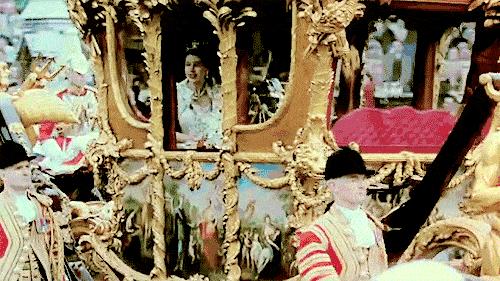 左岩:70周年!女王时尚永不出错的秘籍!大揭秘