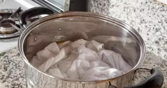 白色衣服用漂白水后变红怎么办,白色衣服黄了不要扔教你一招变白