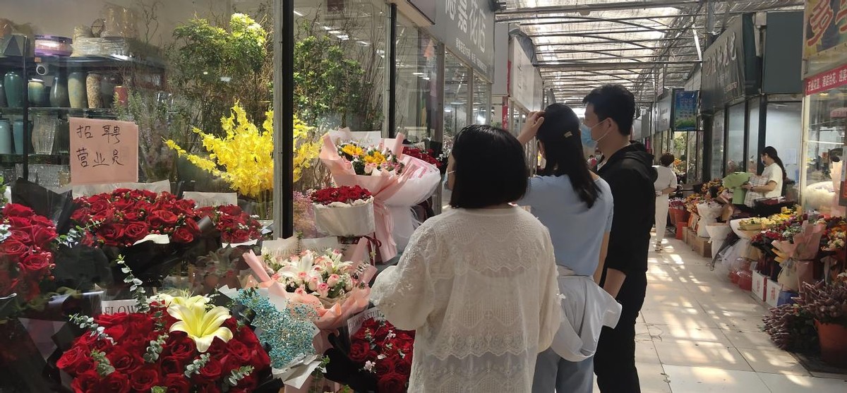 “5·20”鲜花市场:钢丝球花束、香烟花束演绎“来自郑州的浪漫”