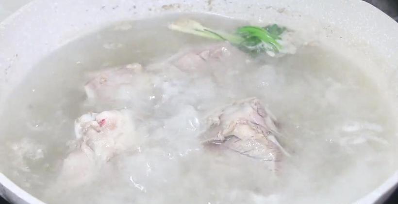 烧骨头汤放什么调料去肉味,骨头汤避油妙招