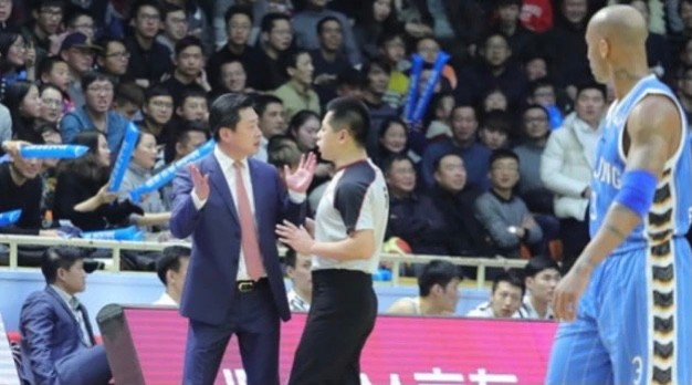 停赛4场罚款20万！李春江马布里对骂，双双被处罚，老马嚣张挑衅