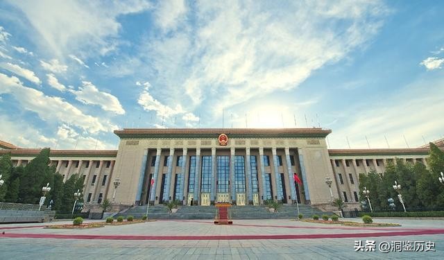 59年人民大会堂落成，毛主席视察时指着天花板笑问：这是谁的主意