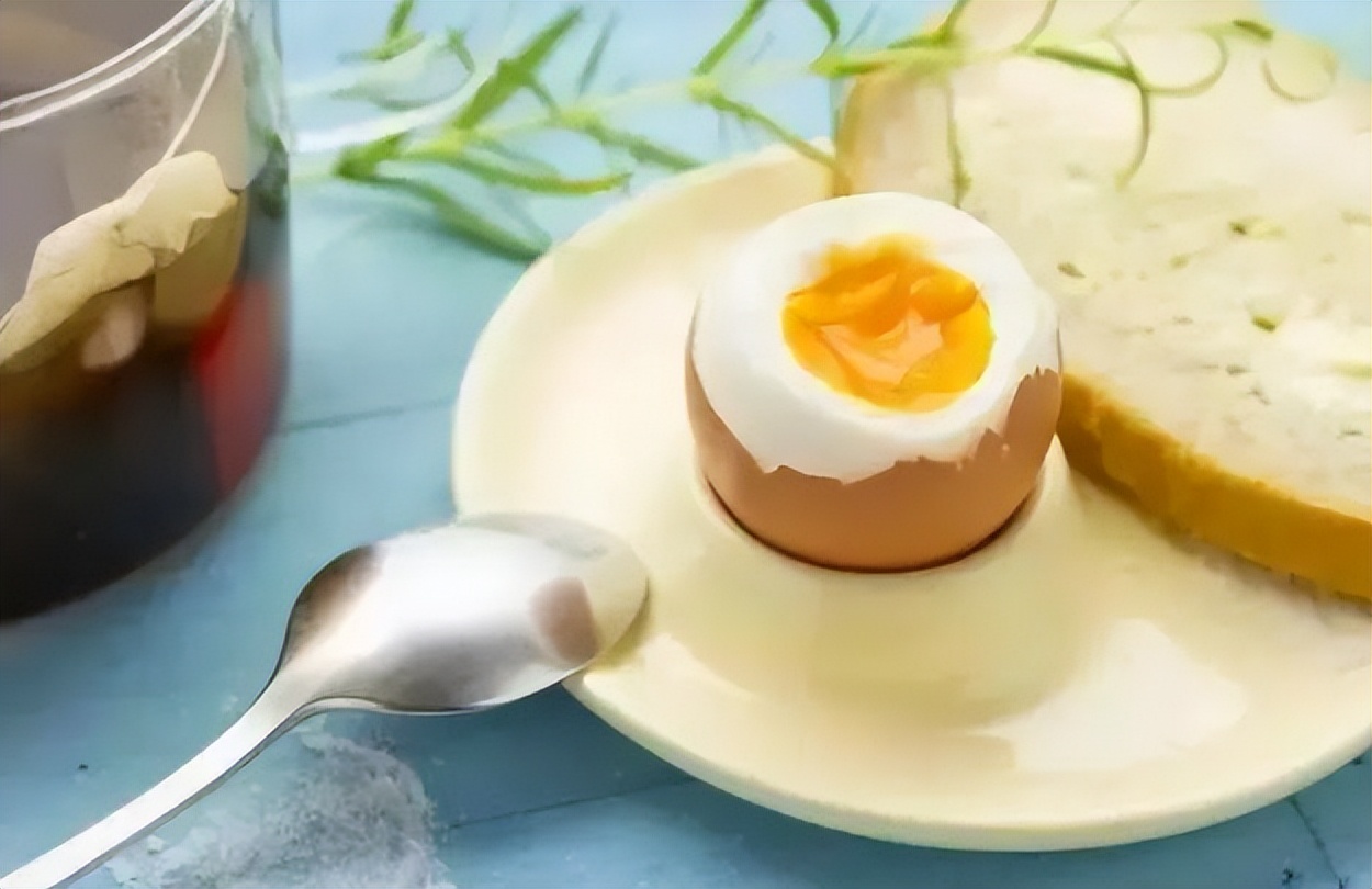 早上吃一个水煮蛋是好还是坏,鸡蛋早上吃三个会不会伤肝