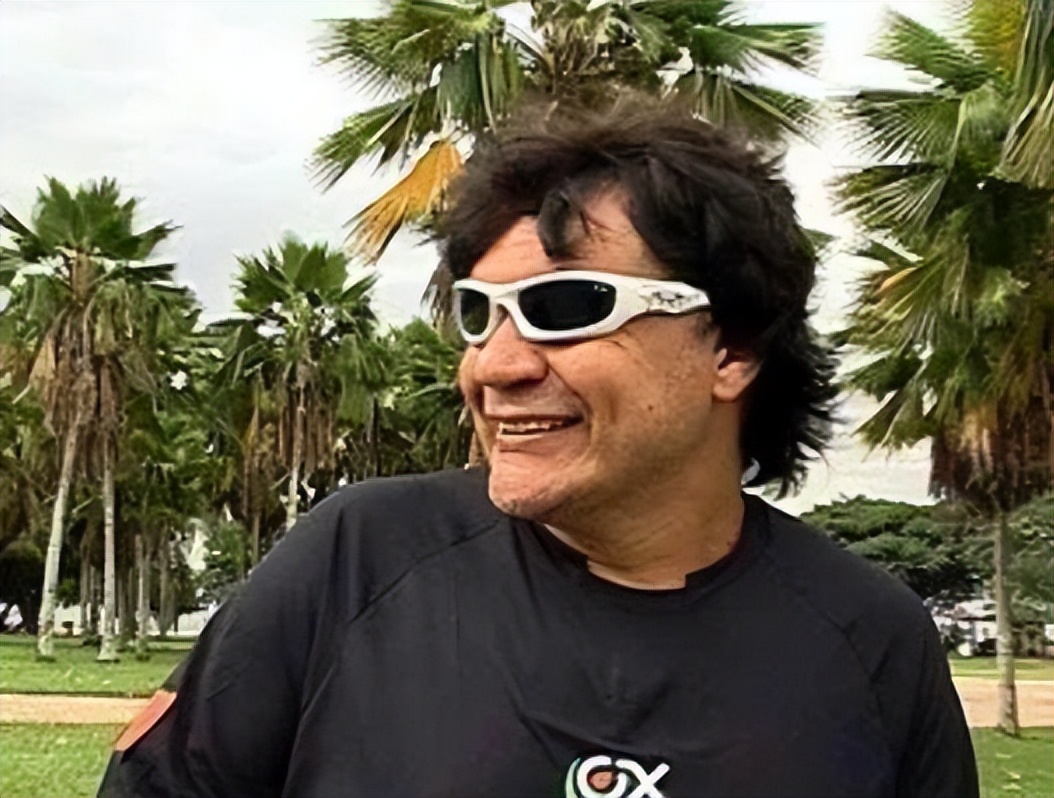 殴打球迷、收买对方球员、26年0进球，他为何敢自称巴西球王？