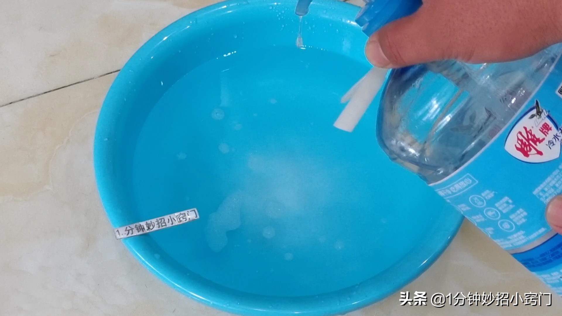 什么办法地板拖得更干净不会耐脏,地板清洁剂清水拖地